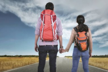 Elele ve görünümü savannah'bakarak romantik Asya seyahat çift