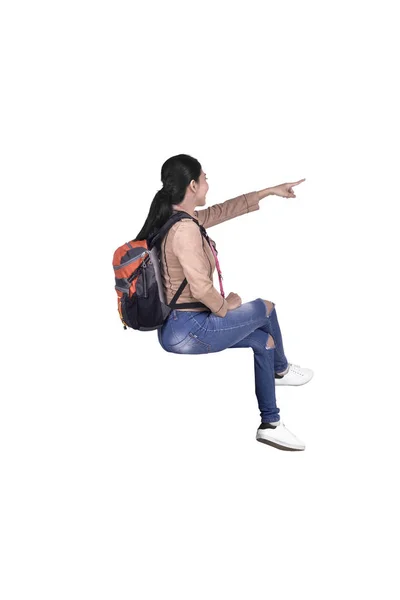 Портрет Азиатской Путешественницы Сидящей Указывающей Позирующее Изолированное Белом Фоне — стоковое фото