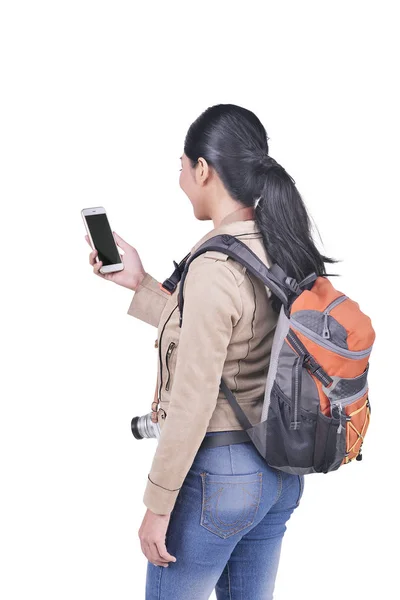 Retrato Asiático Viajante Mulher Com Mochila Segurando Celular Posando Isolado — Fotografia de Stock