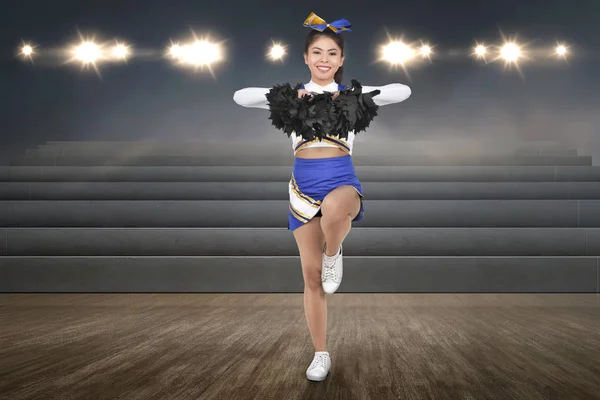 Souriant Asiatique Cheerleader Action Avec Pom Poms Intérieur — Photo