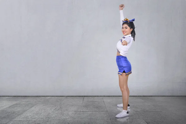 Sorrindo Asiático Cheerleader Branco Azul Terno Interior — Fotografia de Stock