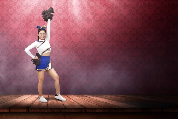 Belle Asiatique Cheerleader Tenant Pom Poms Dans Son Mains Étape — Photo