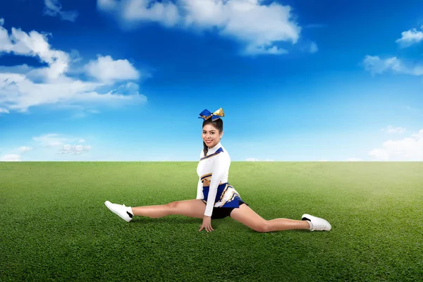 Bela Ásia Cheerleader Fazendo Divisões Verde Campo — Fotografia de Stock