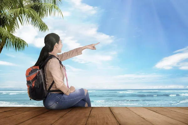 Happy Asijské Turistické Žena Sedí Užívat Výhled Oceán Doku — Stock fotografie