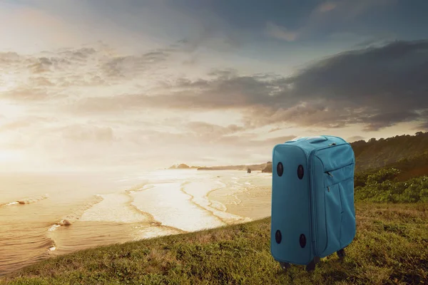 Valigia Blu Sulla Scogliera Con Vista Sul Mare Concetto Viaggio — Foto Stock