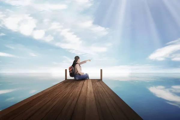 Joven Asiático Mochilero Mujer Sentado Apuntando Azul Cielo Muelle —  Fotos de Stock