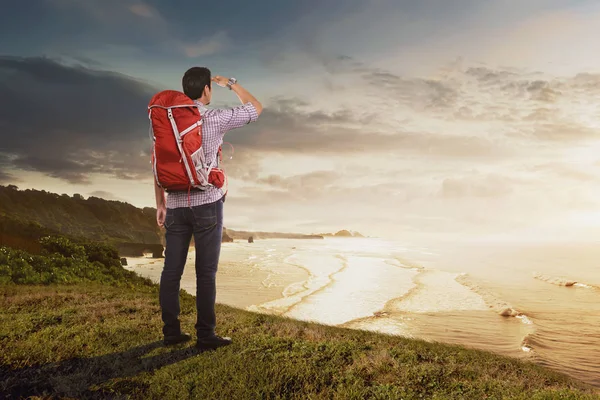 Rückansicht Eines Asiatischen Reisenden Mit Rucksack Der Das Panorama Von — Stockfoto
