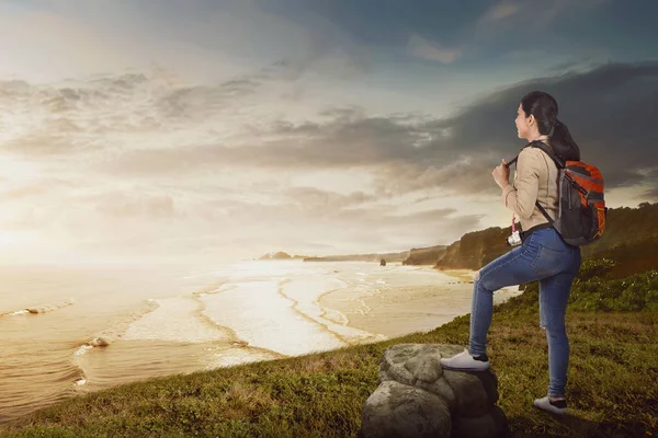 Mladý Cestovatel Asijské Žena Užívat Panorama Při Západu Slunce — Stock fotografie