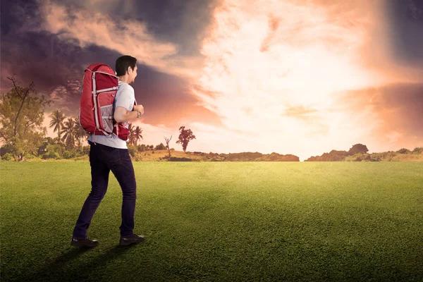 Vista Posteriore Asiatico Uomo Viaggiatore Con Zaino Campo Tramonto — Foto Stock