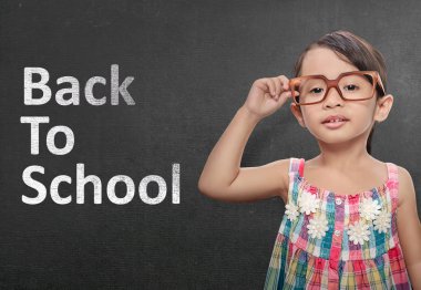 Pretty Asya küçük kız okul iletiye tahtaya geri ile ayakta