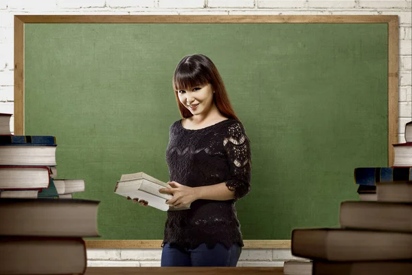 Bastante Asiático Universidad Estudiante Mujer Holding Libros Clase — Foto de Stock