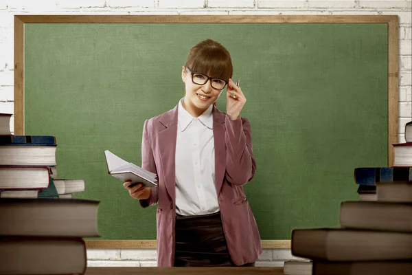 Sorrindo Asiático Feminino Professor Pronto Para Ensinar Sala Aula — Fotografia de Stock