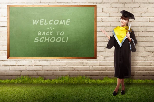 Felice Asiatico Femmina Laureato Mostrando Nuovo Scuola Segno Sulla Lavagna — Foto Stock