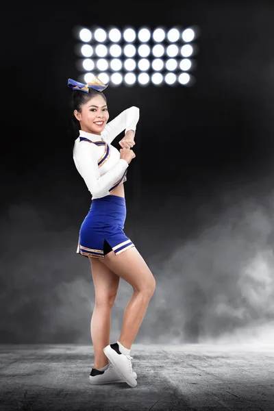 Jolie Asiatique Pom Pom Girl Performer Avec Des Projecteurs Sur — Photo