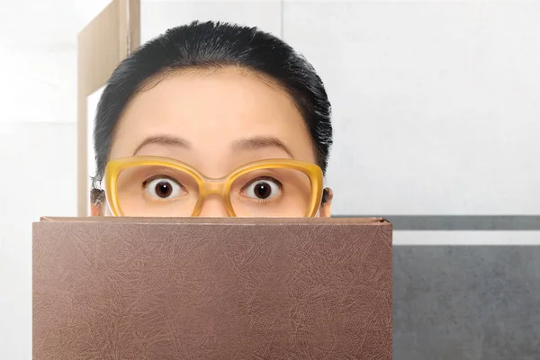 Schöne Asiatische Studentin Mit Brille Und Buch Auf Dem Klassenzimmer — Stockfoto