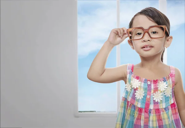 Sonriendo Chica Asiática Con Gafas Pie Con Ventana Fondo —  Fotos de Stock