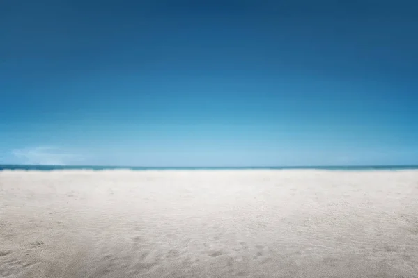 Zandstrand Met Diepblauw Zomerdag — Stockfoto