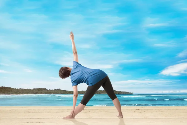 Vista Posteriore Della Donna Asiatica Che Yoga Sul Molo — Foto Stock