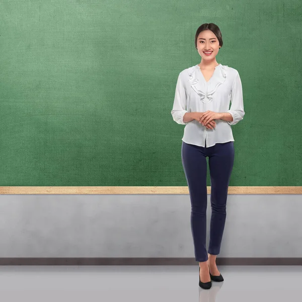 美丽的亚洲老师妇女站立与空的黑板在类 — 图库照片
