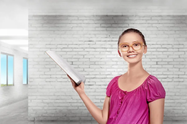 Hermosa Asiática Estudiante Preparándose Con Abrir Libro Para Los Exámenes — Foto de Stock