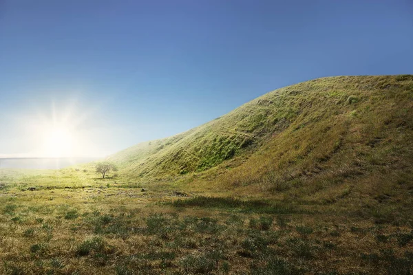 Çim Alanın Üzerine Güneş Işığı Arka Plan Ile Yeşil Tepe — Stok fotoğraf