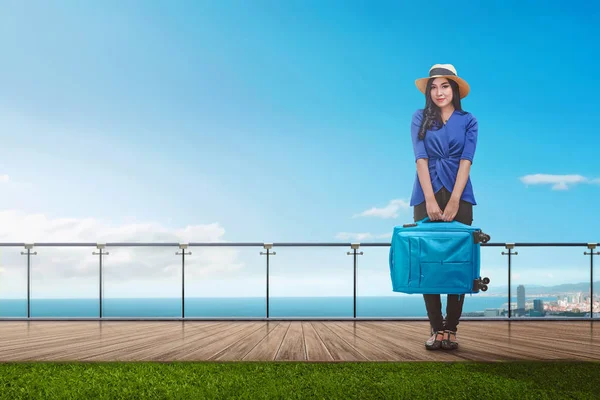 Turystyczne Ładny Asian Kobieta Walizka Stojąc Balkonie — Zdjęcie stockowe
