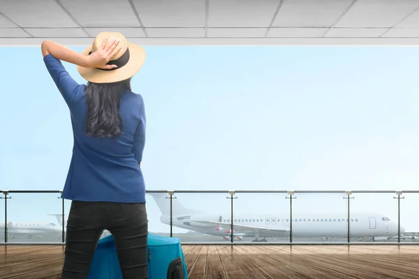 Bakre Visa Asiatiska Resenären Kvinna Med Resväska Väntar Planet Flygplatsen — Stockfoto