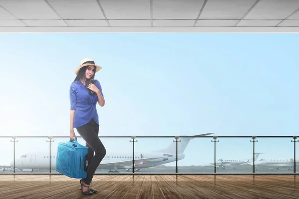 Sonriente Asiático Viajero Femenino Llevando Maleta Aeropuerto — Foto de Stock