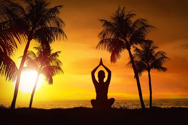 Silhouette Donna Che Yoga Con Vista Sull Oceano Tramonto — Foto Stock