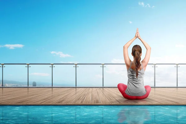 Vista Trasera Mujer Asiática Haciendo Yoga Piso Madera Balcón —  Fotos de Stock