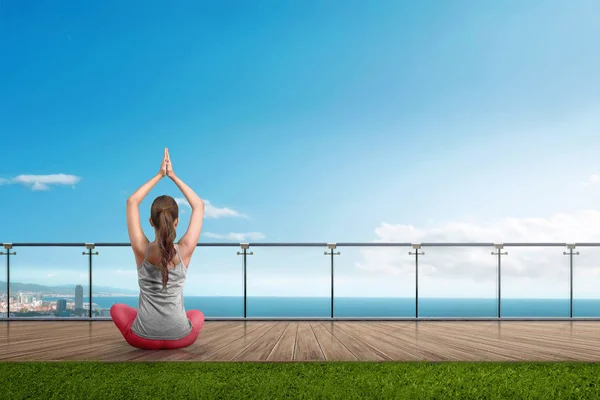 Retrovisore Donna Asiatica Che Yoga Sul Balcone Con Pavimento Legno — Foto Stock