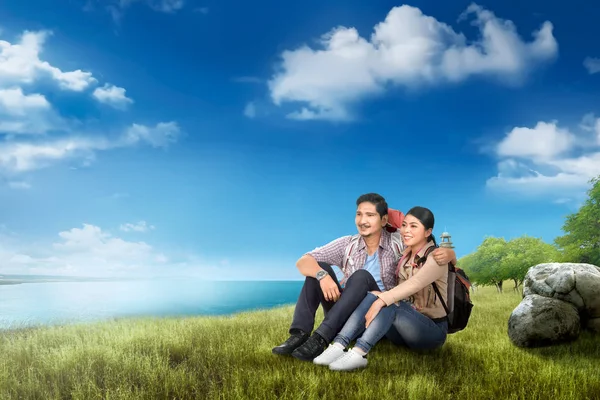 愉快的亚洲旅行者夫妇与背包享受海景与蓝天背景 — 图库照片