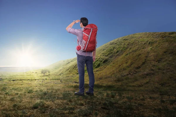 フィールドのパノラマの景色を見てのバックパックとアジア男の背面図 — ストック写真