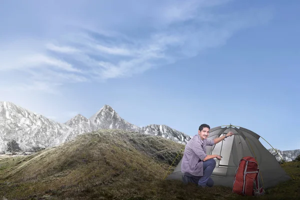 年轻的亚洲人在山上搭起了帐篷 — 图库照片