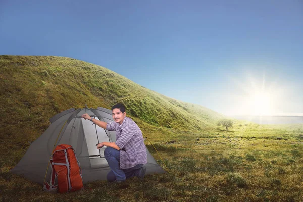 有吸引力的亚洲旅客在草地上搭起了帐篷 — 图库照片