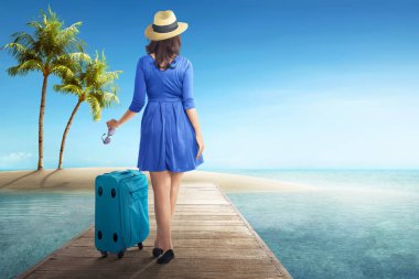 Şapka ve güneş gözlüğü ahşap iskele üzerinde yürüme ile Asyalı kadın arkadan görünüş