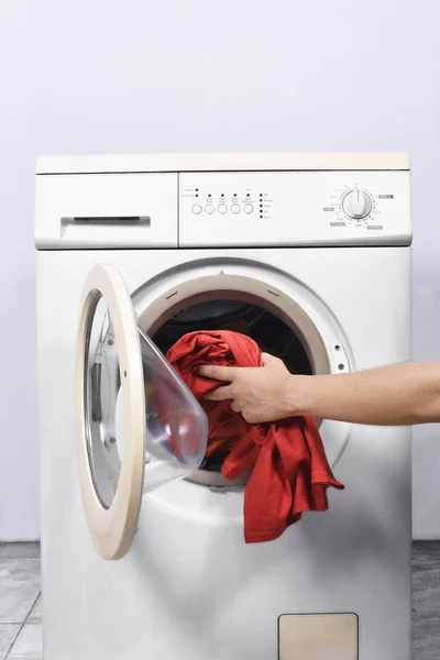 Man Zet Handen Kleren Wasmachine Huishoudelijke Apparaten — Stockfoto