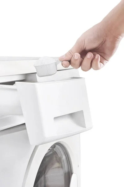Mensenhanden Zet Het Wasmiddel Wasmachine Geïsoleerd Witte Achtergrond — Stockfoto