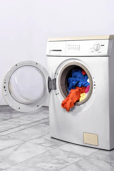 洗濯機の中の服 家電製品 — ストック写真