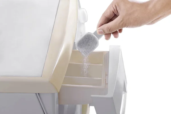 Mänskliga Händer Sätta Tvättmedlet Tvättmaskinen Isolerade Över Vit Bakgrund — Stockfoto