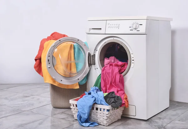 服は洗濯機で洗浄する準備が整いました 家庭電化製品 — ストック写真
