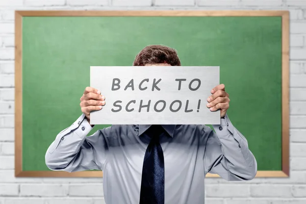 Jeune Étudiant Avec Message Retour École Sur Fond Tableau — Photo