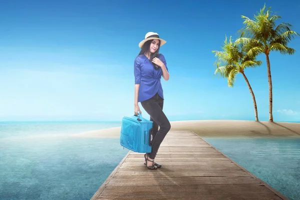 Bastante Asiático Turista Mujer Con Maleta Tener Divertido Verano Vacaciones — Foto de Stock