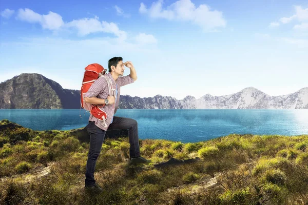 Aantrekkelijke Aziatische Mannelijke Reiziger Zoek Bij Meerzicht Bij Mountain — Stockfoto