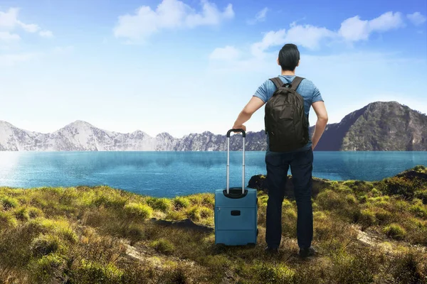 Voltar Visão Asiático Viajante Homem Com Mala Desfrutando Vista Lago — Fotografia de Stock