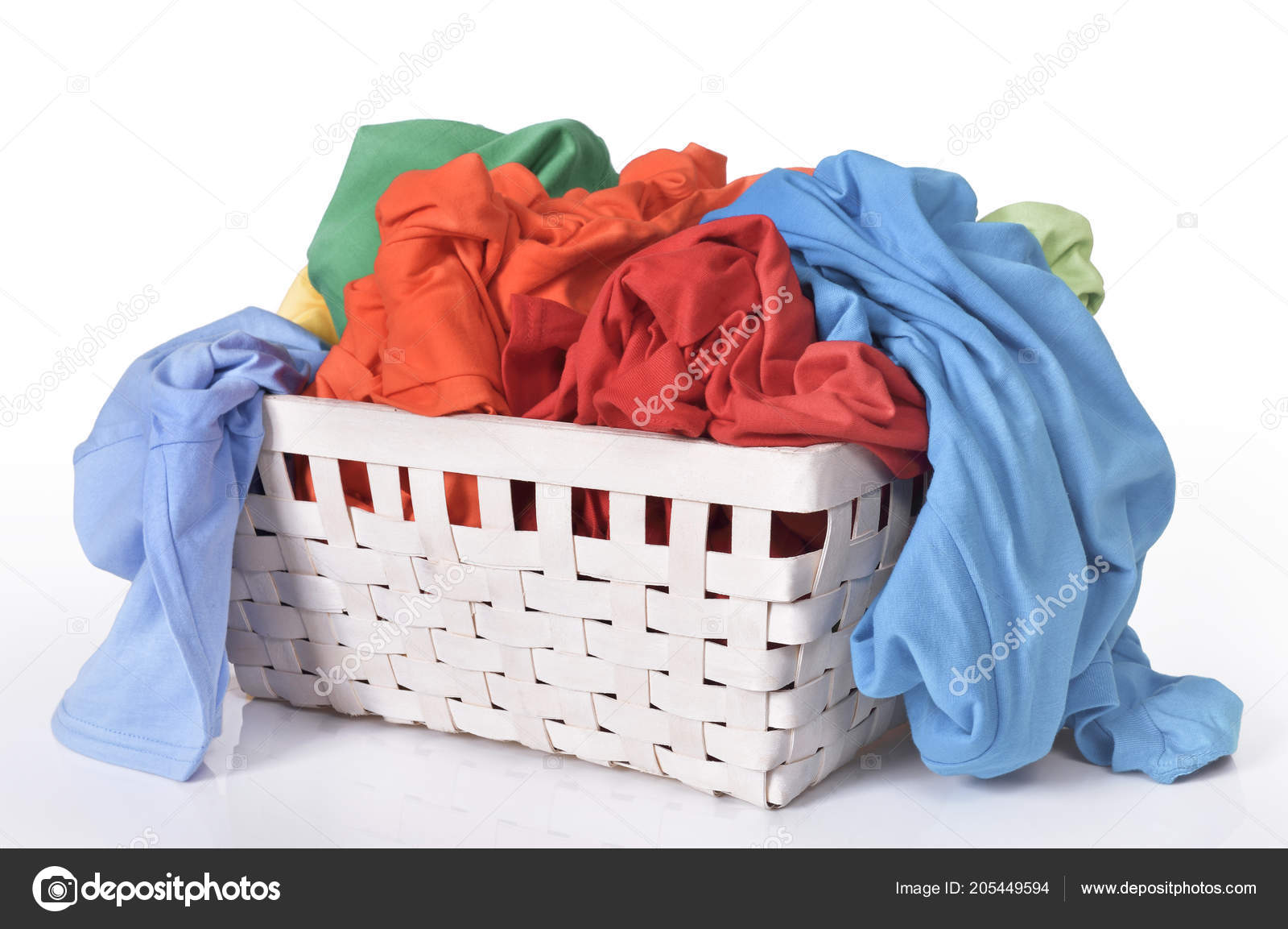 Cesta de lavandería con ropa aislada sobre blanco — Foto de stock