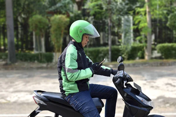 Side View Asian Motorcycle Taxi Man Checking Phone Trowalk — стоковое фото