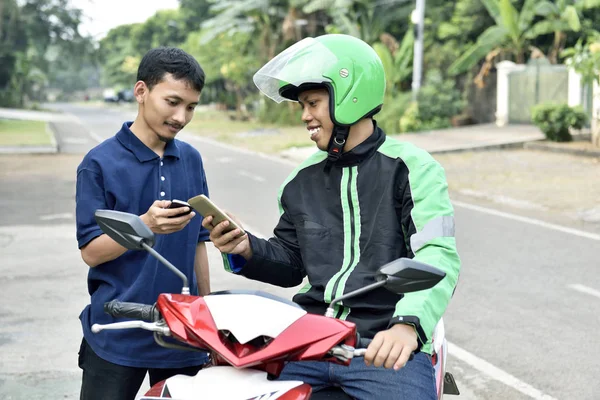 Šťastlivec Asijské Objednávání Motocyklů Taxi Pomocí Mobilního Telefonu Chodníku — Stock fotografie