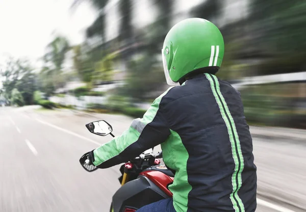 Pemandangan Belakang Pengemudi Ojek Dengan Seragam Hitam Dan Hijau Jalan — Stok Foto