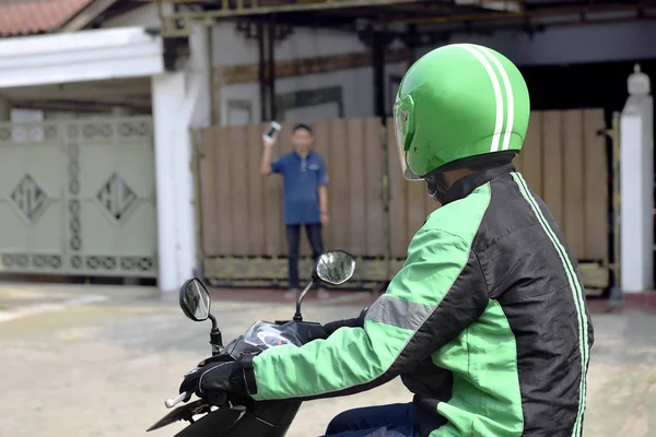 Мотоциклист Подошел Пассажиру Перед Домом — стоковое фото